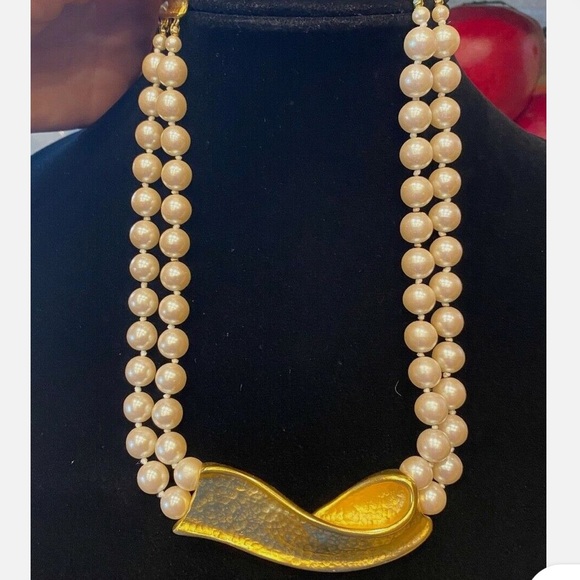 GIVENCHY French Couture Gold plated necklace. - Picture 5 of 10